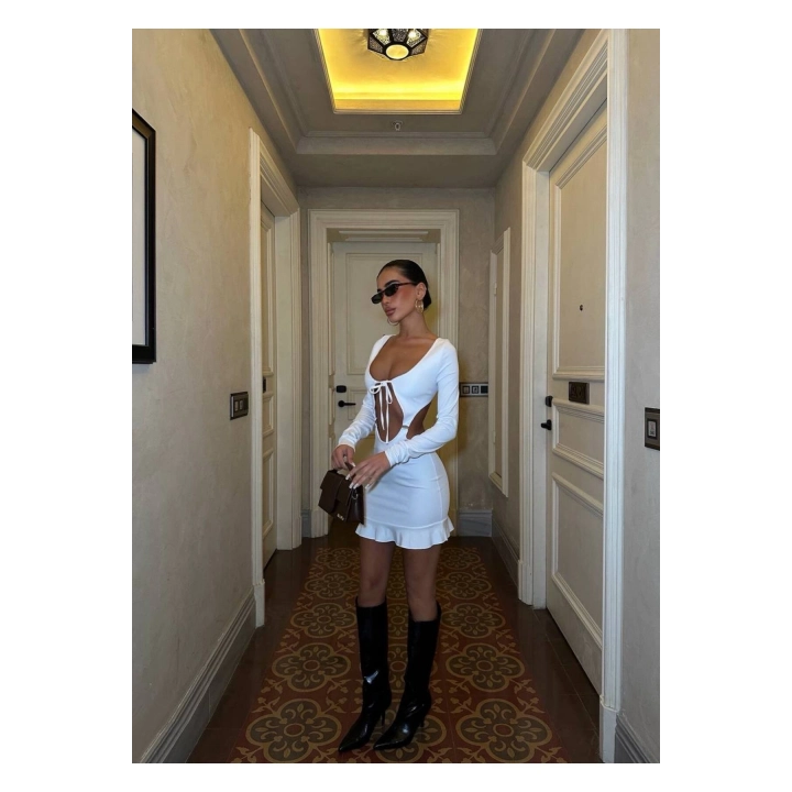 Beyaz Yırtmaçlı Cut-Out Mini Elbise –Uzun Kollu Bağlamalı Derin Dekolteli