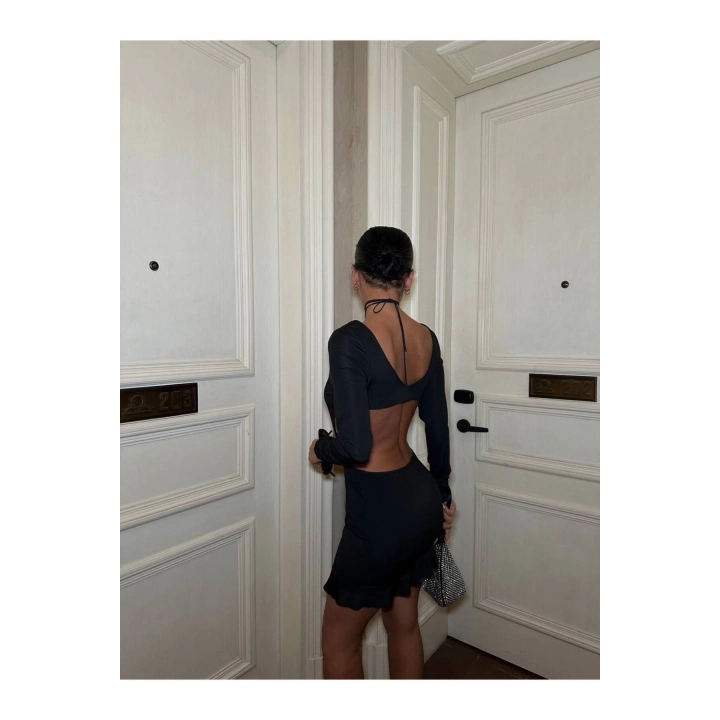 Siyah Yırtmaçlı Cut-Out Mini Elbise –Uzun Kollu Bağlamalı Derin Dekolteli