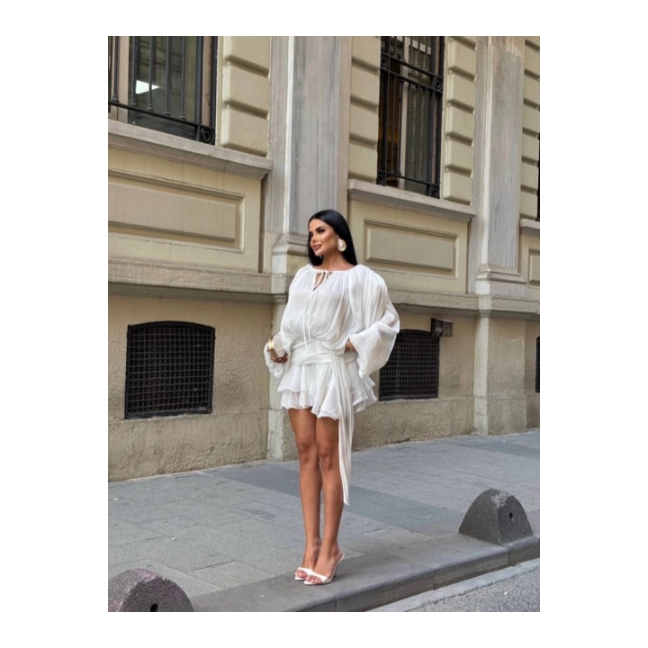 Kadın Beyaz Şifon Dökümlü Volanlı Kuşak Detaylı Şortlu Uzun Kollu Mini Boy Elbise