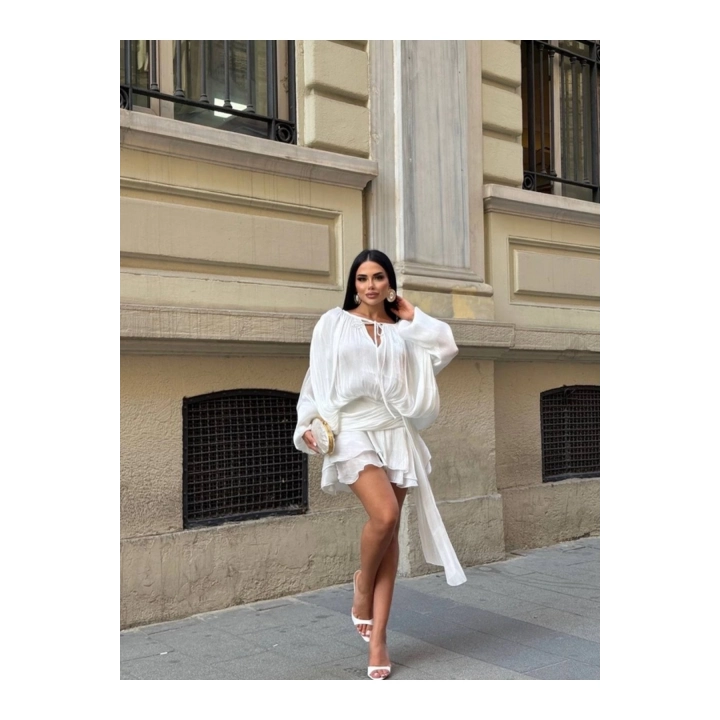 Kadın Beyaz Şifon Dökümlü Volanlı Kuşak Detaylı Şortlu Uzun Kollu Mini Boy Elbise