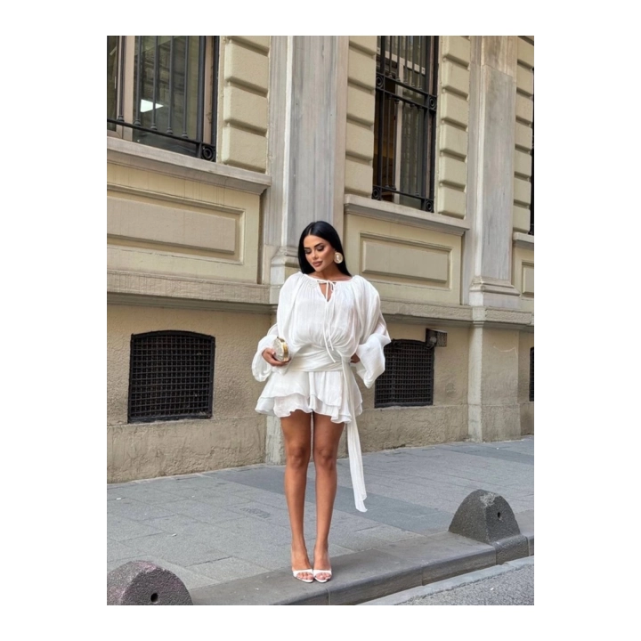 Kadın Beyaz Şifon Dökümlü Volanlı Kuşak Detaylı Şortlu Uzun Kollu Mini Boy Elbise