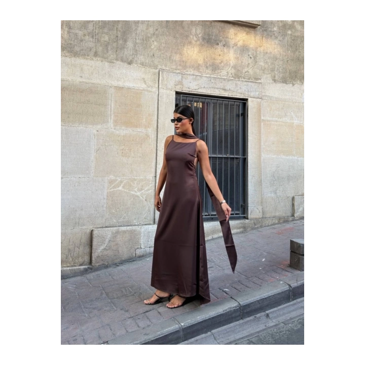 Kadın Saten Sırt Dekolteli İnce Askılı Şal Detaylı Esnek Kumaş Maxi Boy Kahverengi Elbise