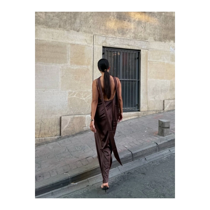 Kadın Saten Sırt Dekolteli İnce Askılı Şal Detaylı Esnek Kumaş Maxi Boy Kahverengi Elbise