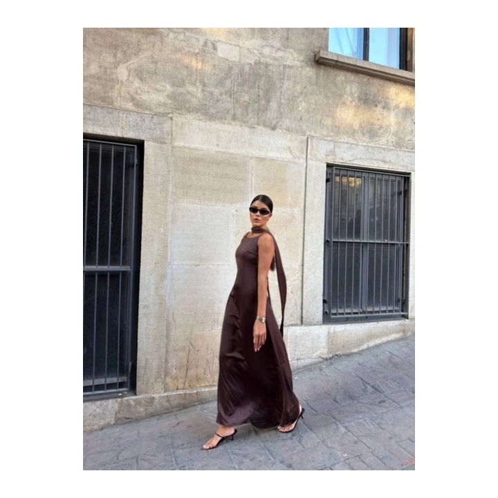 Kadın Saten Sırt Dekolteli İnce Askılı Şal Detaylı Esnek Kumaş Maxi Boy Kahverengi Elbise