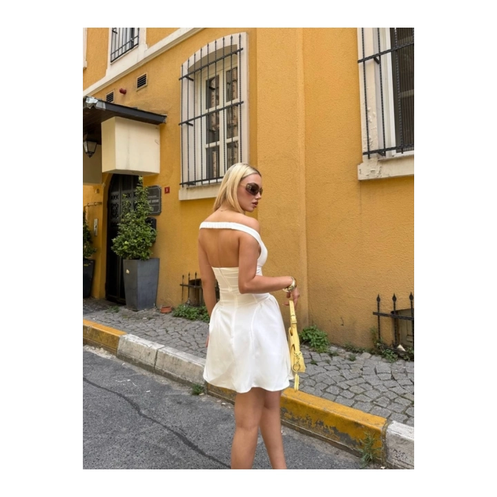 Kadın Lastikli Omzu Açık Göğüs Detaylı Fermuarlı Mini Boy Beyaz Elbise