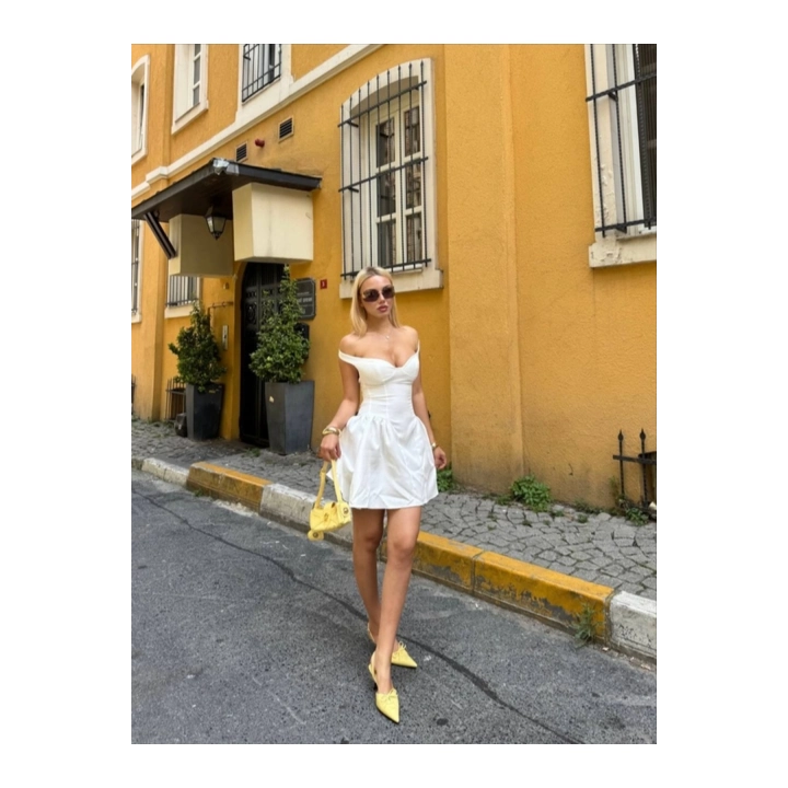 Kadın Lastikli Omzu Açık Göğüs Detaylı Fermuarlı Mini Boy Beyaz Elbise