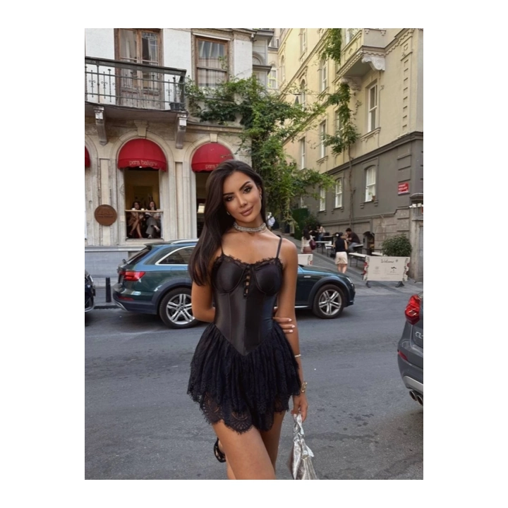Kadın Premium Dantel Detaylı Askılı Biyeli Şortlu Siyah Mini Boy Elbise