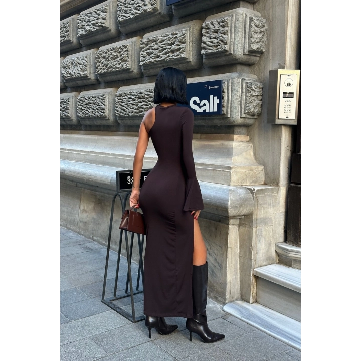 Kadın Tek Kol Cut Out Tokalı Yırtmaçlı Tek Kol Maxi Elbise – Kahverengi