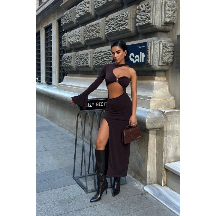 Kadın Tek Kol Cut Out Tokalı Yırtmaçlı Tek Kol Maxi Elbise – Kahverengi