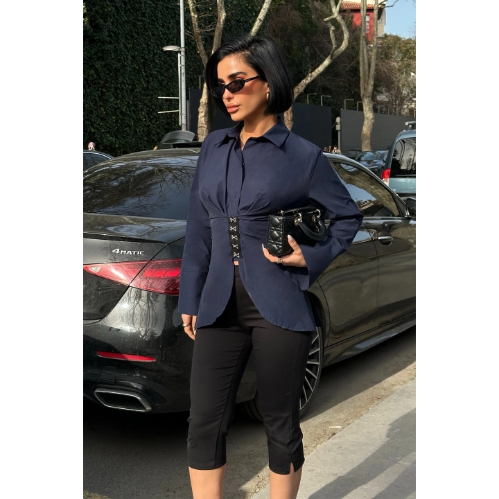 Kanca Kapamalı Sırt Bağlama Detaylı Lacivert Tasarım Gömlek