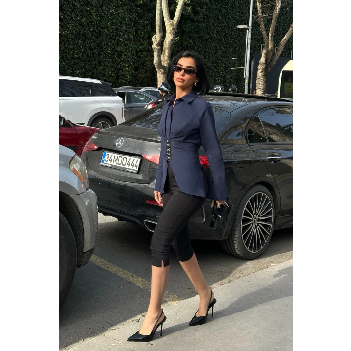 Kanca Kapamalı Sırt Bağlama Detaylı Lacivert Tasarım Gömlek