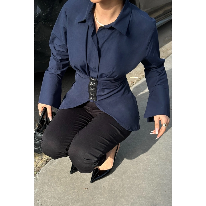 Kanca Kapamalı Sırt Bağlama Detaylı Lacivert Tasarım Gömlek