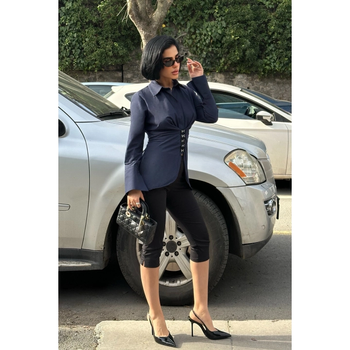 Kanca Kapamalı Sırt Bağlama Detaylı Lacivert Tasarım Gömlek