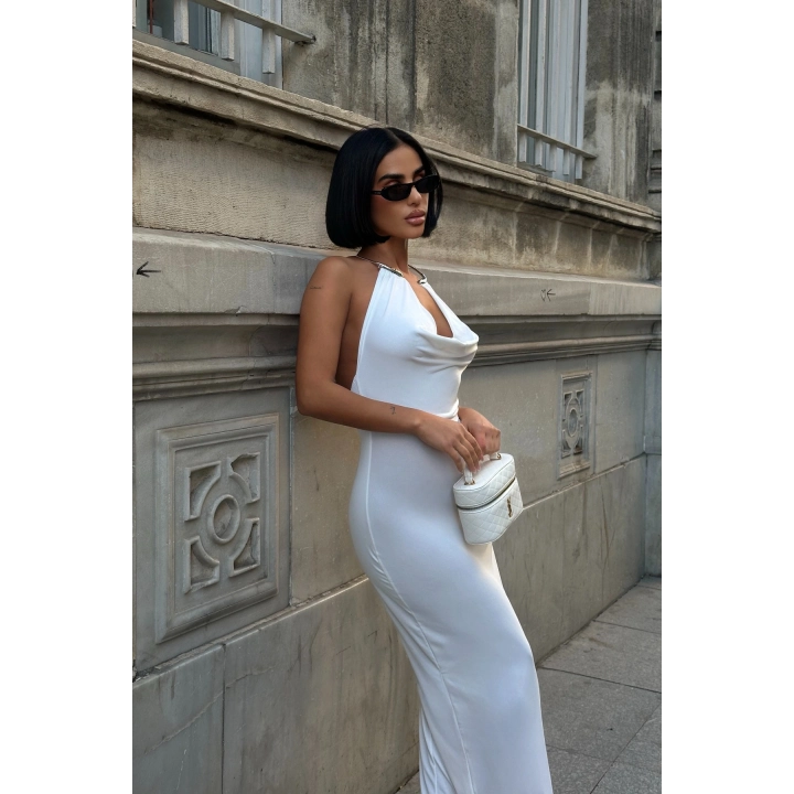 Aksesuarlı Dekolte Detaylı Astarlı Maxi Boy Beyaz Elbise