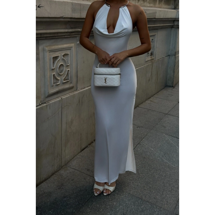 Aksesuarlı Dekolte Detaylı Astarlı Maxi Boy Beyaz Elbise