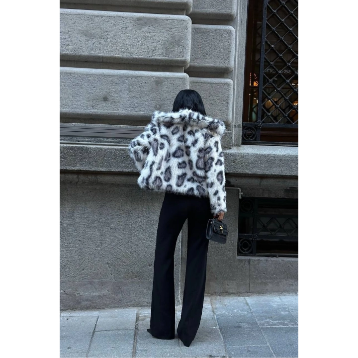 Gri Leopar Desenli Yakalı Premium Beyaz Kürk Ceket
