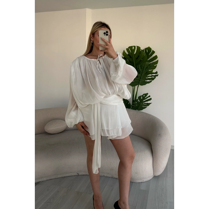 Kadın Beyaz Şifon Dökümlü Volanlı Kuşak Detaylı Şortlu Uzun Kollu Mini Boy Elbise