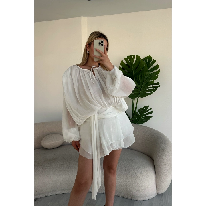 Kadın Beyaz Şifon Dökümlü Volanlı Kuşak Detaylı Şortlu Uzun Kollu Mini Boy Elbise