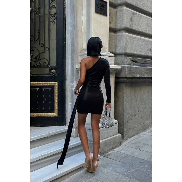 Kadın Tek Kol Kuşak Detaylı Parlak Mini Boy Siyah Elbise