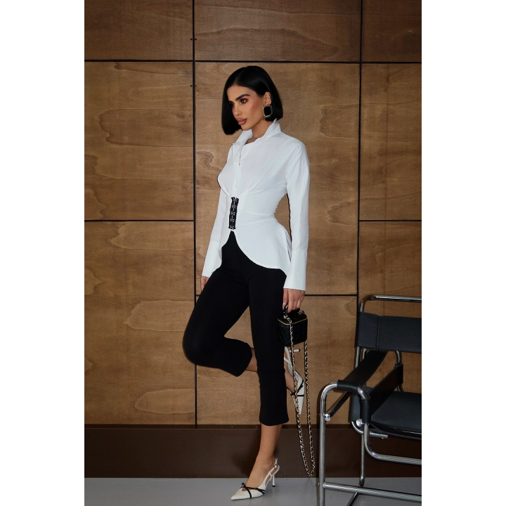 Kanca Kapamalı Sırt Bağlama Detaylı Beyaz Tasarım Gömlek