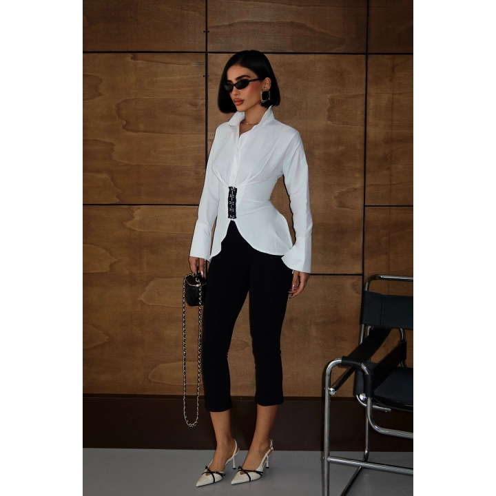 Kanca Kapamalı Sırt Bağlama Detaylı Beyaz Tasarım Gömlek