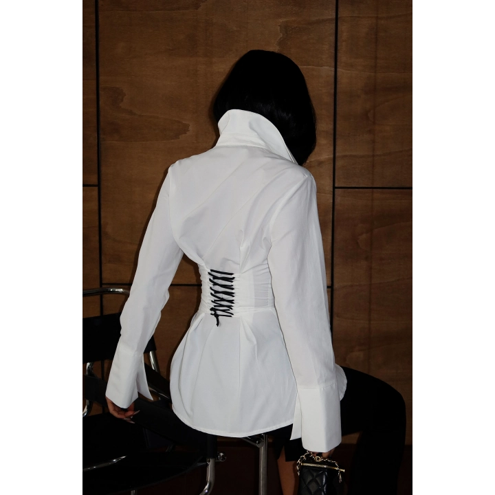 Kanca Kapamalı Sırt Bağlama Detaylı Beyaz Tasarım Gömlek