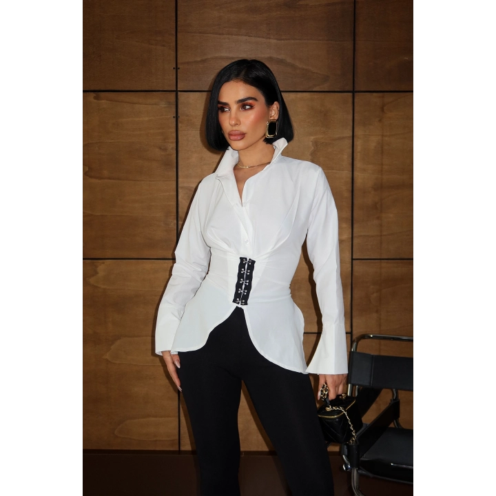 Kanca Kapamalı Sırt Bağlama Detaylı Beyaz Tasarım Gömlek