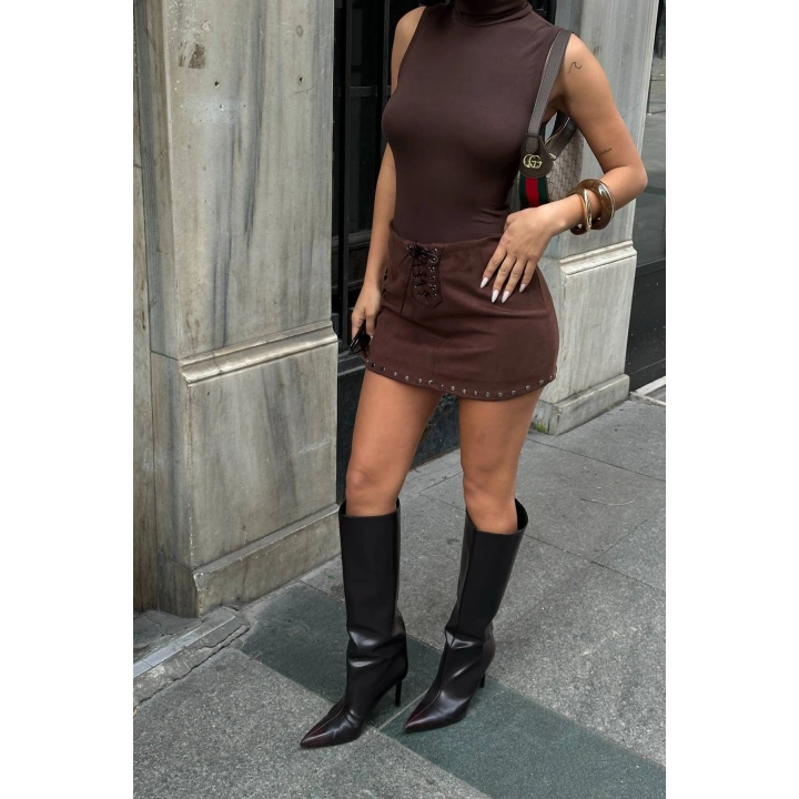 Kuşgözlü Detaylı Kahverengi Süet Mini Etek