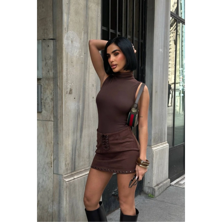 Kuşgözlü Detaylı Kahverengi Süet Mini Etek