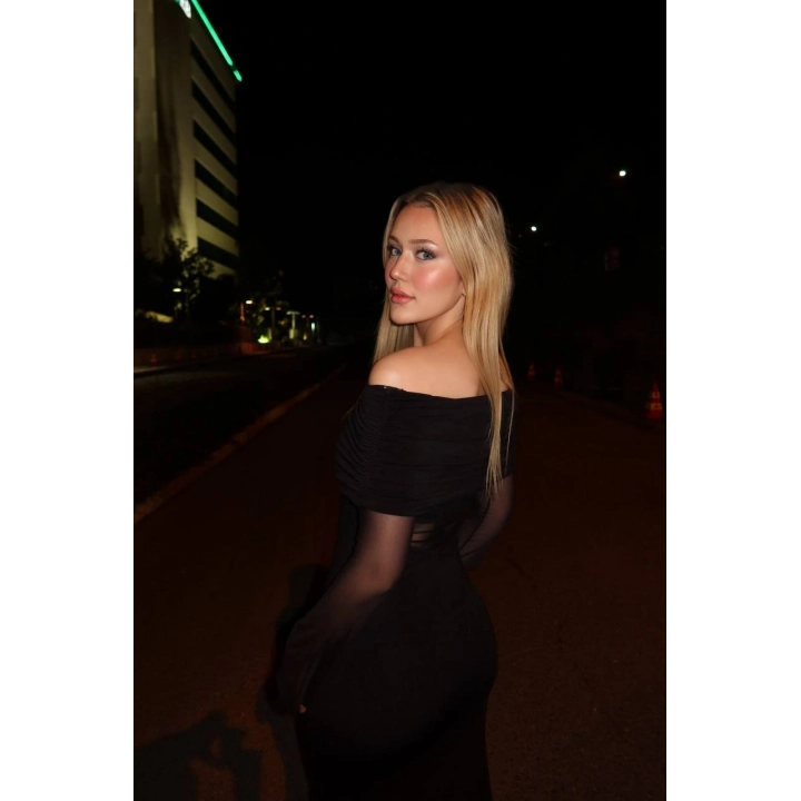 Madonna Yaka Tül Dekolte Detaylı Siyah Maxi Boy Elbise