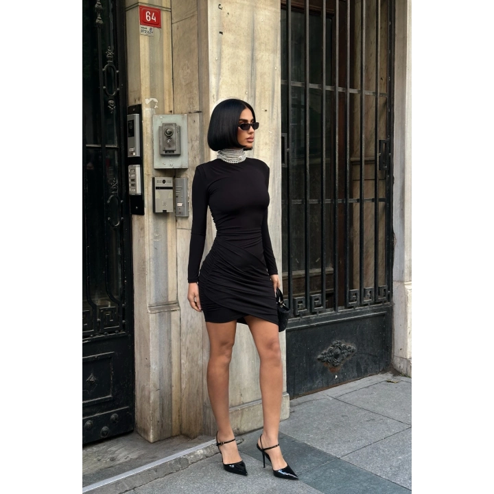 Sandy Kumaş Vatkalı Büzgü Detaylı Siyah Kısa Boy Elbise