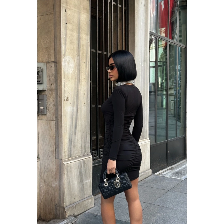 Sandy Kumaş Vatkalı Büzgü Detaylı Siyah Kısa Boy Elbise