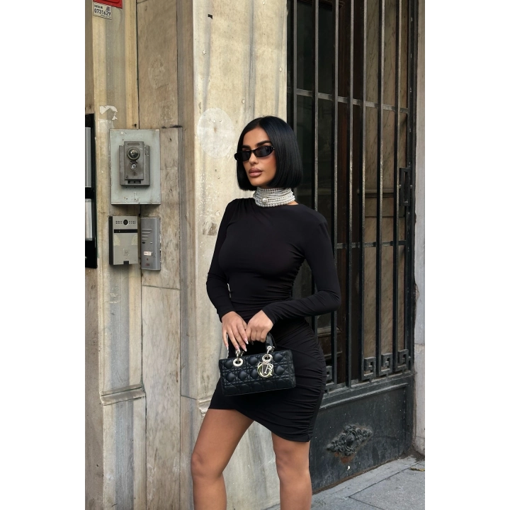 Sandy Kumaş Vatkalı Büzgü Detaylı Siyah Kısa Boy Elbise