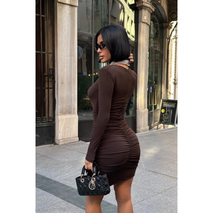 Sandy Kumaş Vatkalı Büzgü Detaylı Kahverengi Kısa Boy Elbise