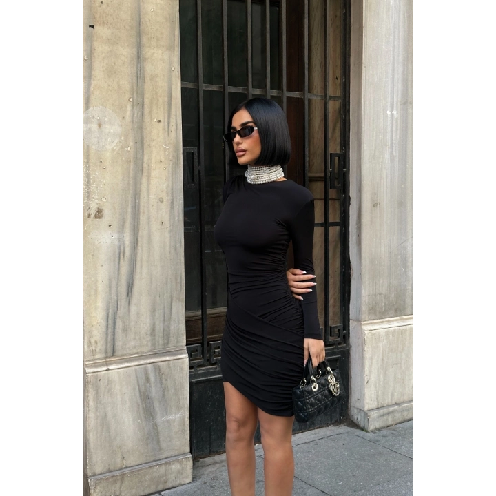 Sandy Kumaş Vatkalı Büzgü Detaylı Siyah Kısa Boy Elbise