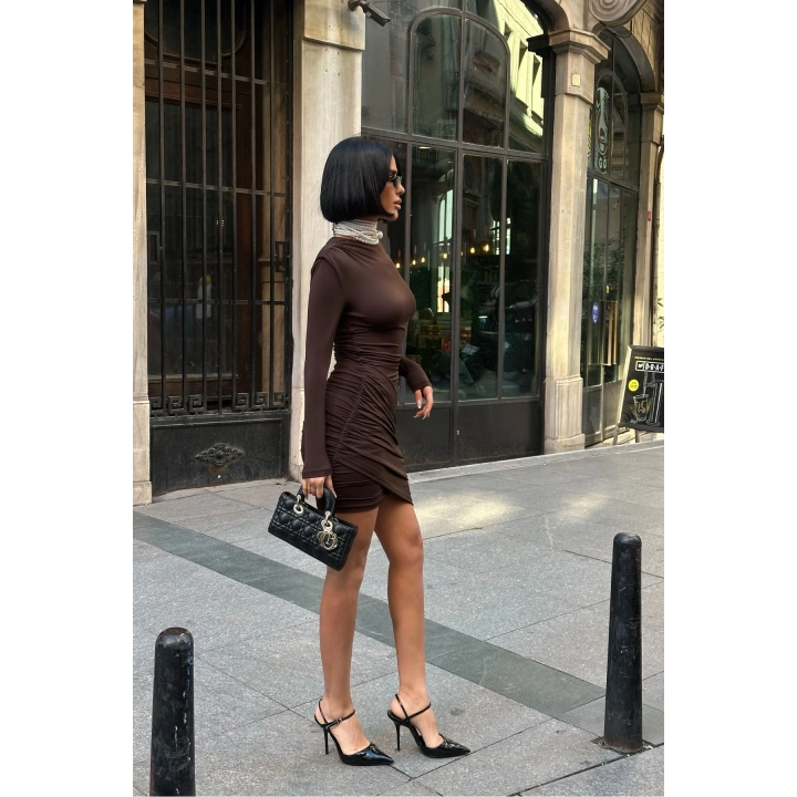 Sandy Kumaş Vatkalı Büzgü Detaylı Kahverengi Kısa Boy Elbise