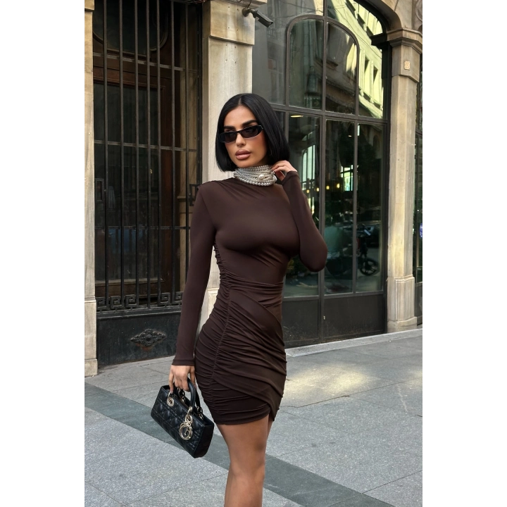 Sandy Kumaş Vatkalı Büzgü Detaylı Kahverengi Kısa Boy Elbise