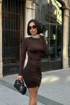 Sandy Kumaş Vatkalı Büzgü Detaylı Kahverengi Kısa Boy Elbise