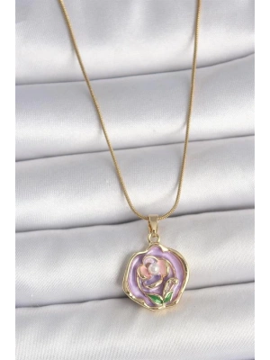 316L Çelik Gold Renk Zincir Mor Renkli Çiçek İşlemeli İnci Detay Portre Model Kadın Kolye