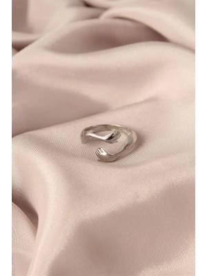 Ayarlamalı Gümüş Renk Metal Sarılan Eller Model Kadın Yüzük