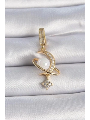 Pirinç Gold Renk Zirkon Taş Detaylı Hilal Model Sallantı İncili Ajda Charm