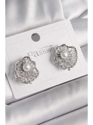 Pirinç Gümüş Renk Zirkon Taşlı Çiçek Model İnci Detay Kadın Küpe