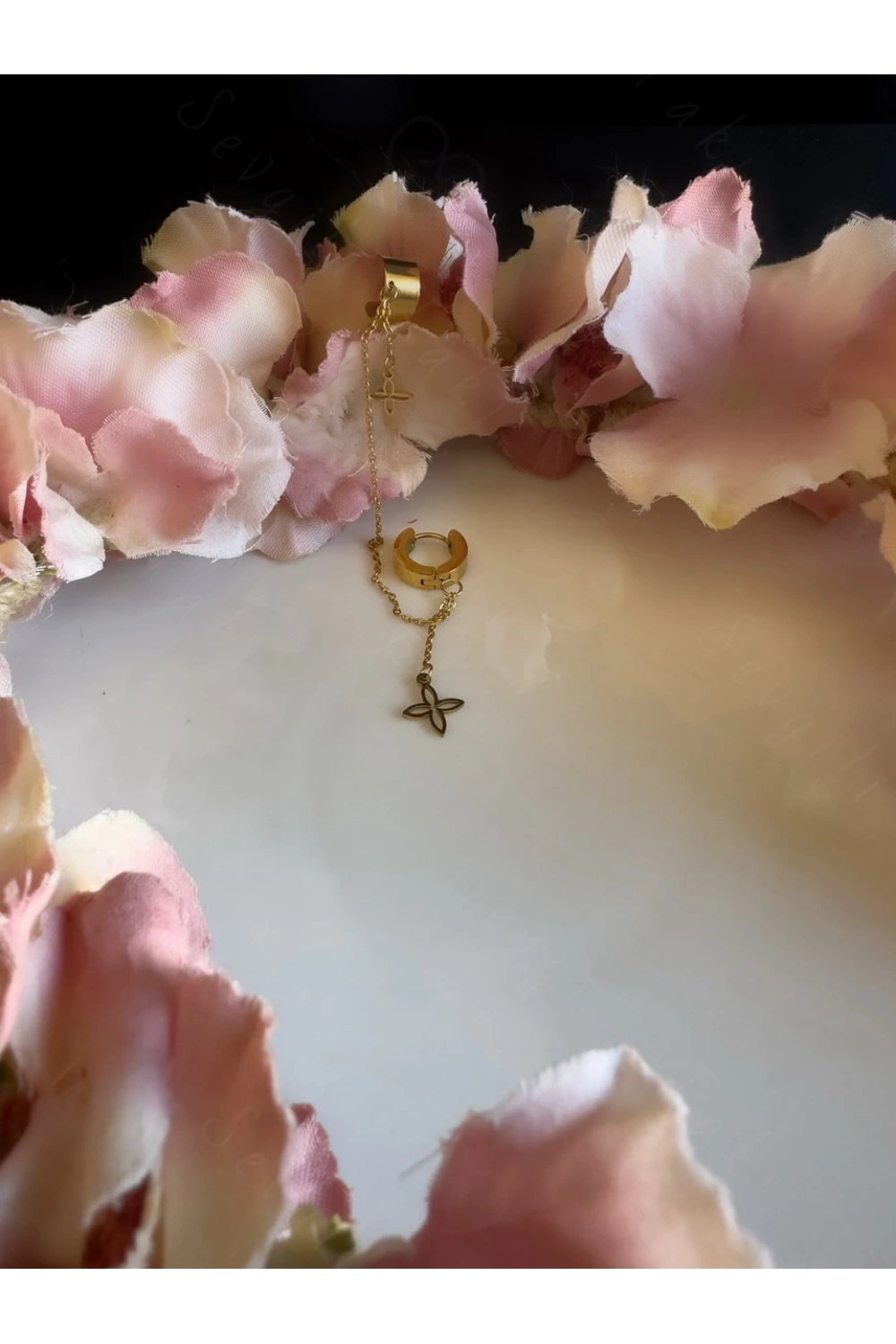 Lotus Detaylı Tragus / Kıkırdak Bağlantılı Gold Çelik Küpe | Şans Serisi (Bir Adet)