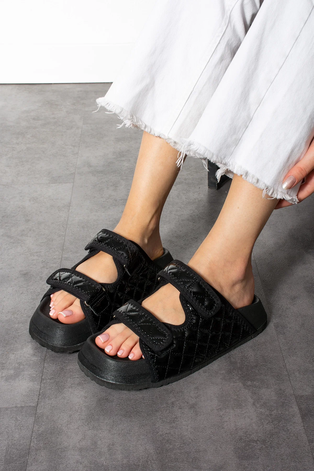 Kapitone Cırtlı Ev Dış Mekan Kadın Terlik – Parlak Siyah
