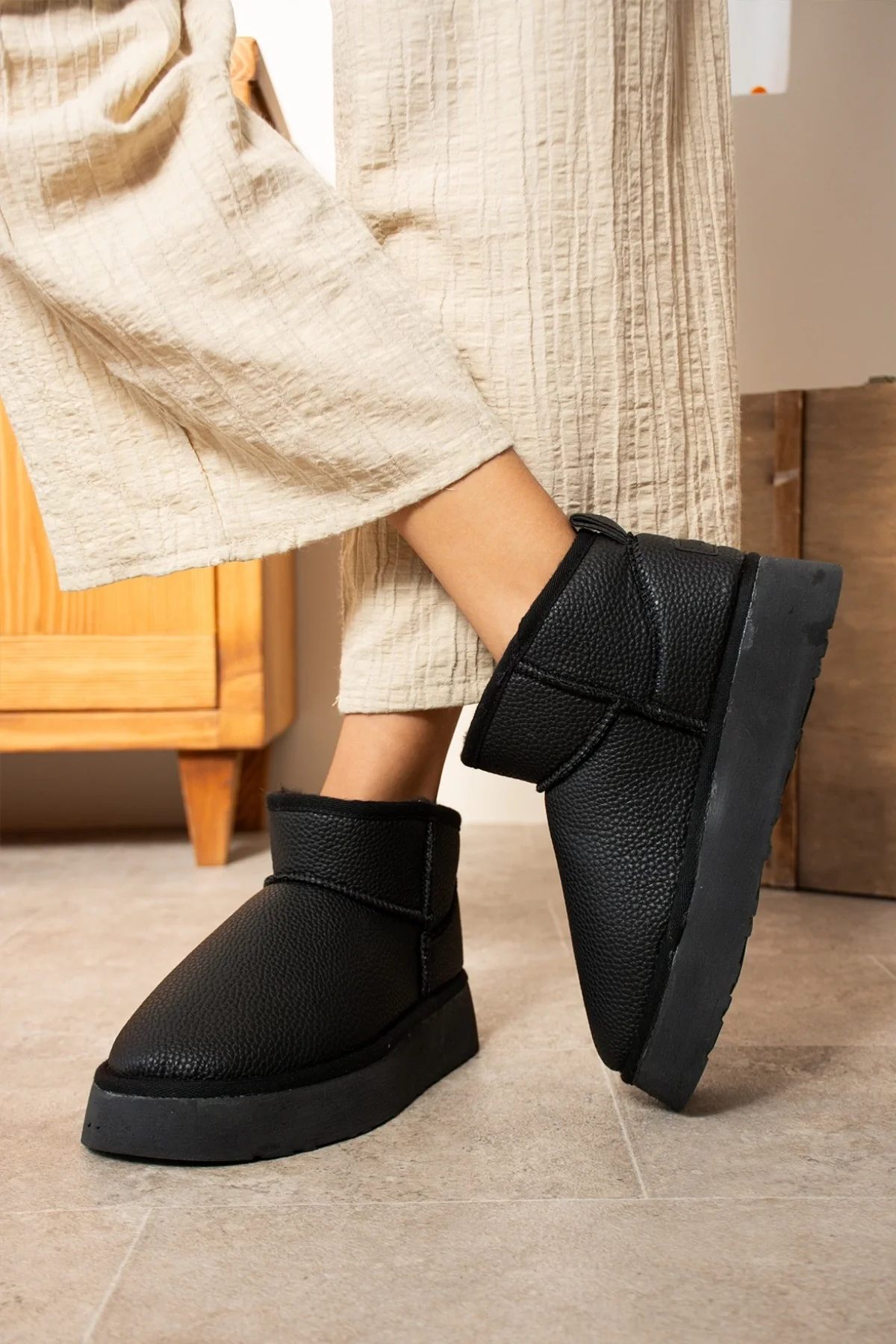 Yüksek Mini Classic İçi Kürklü Kadın Bot - Deri Siyah