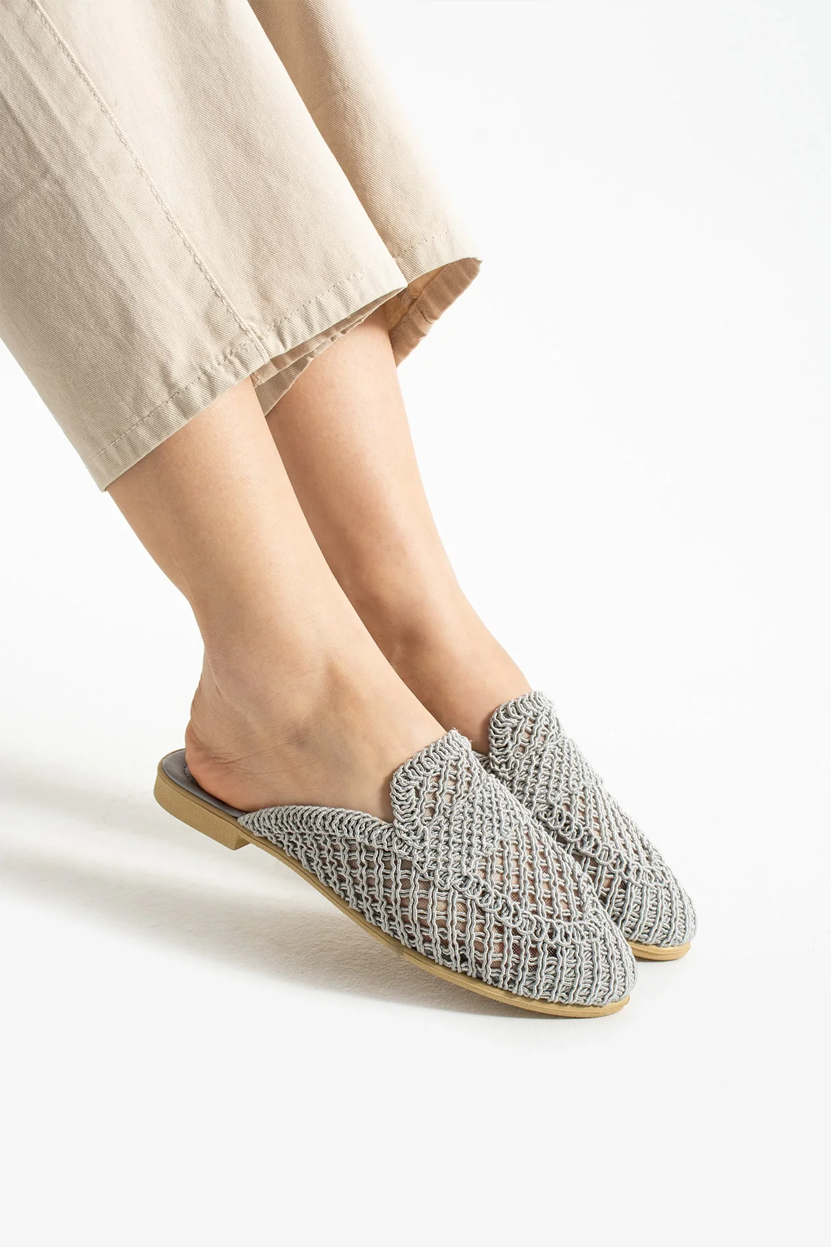 Velora Kadın Hasır Örgü Terlik – Gri Zarafeti
