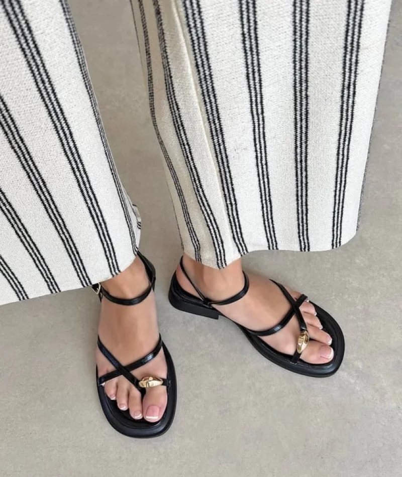 Enza Kadın Parmak Arası Kırışık Deri Sandalet Siyah