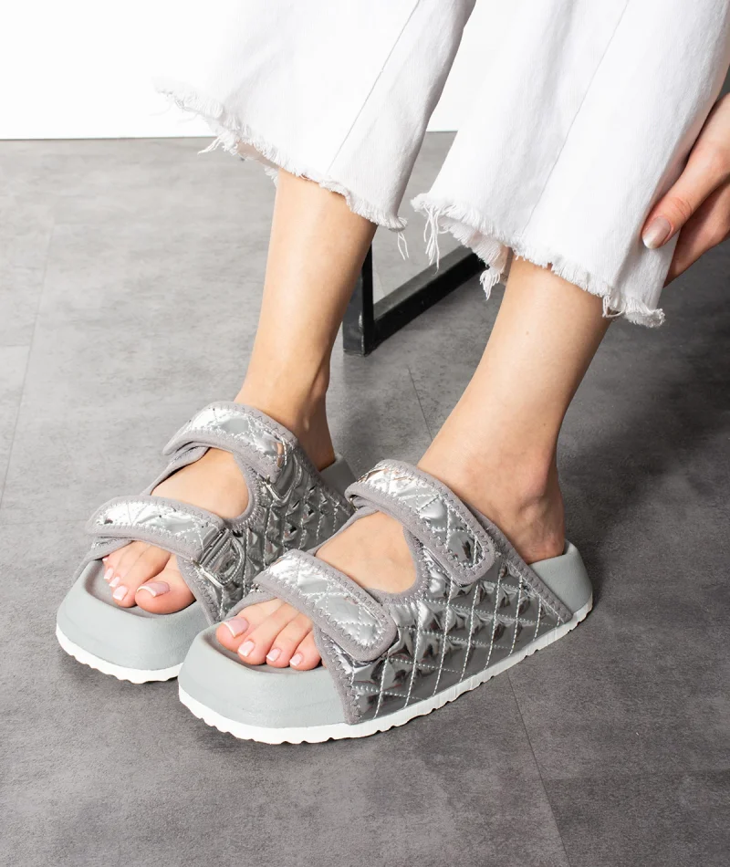 Kapitone Cırtlı Ev Dış Mekan Kadın Terlik – Parlak Gri