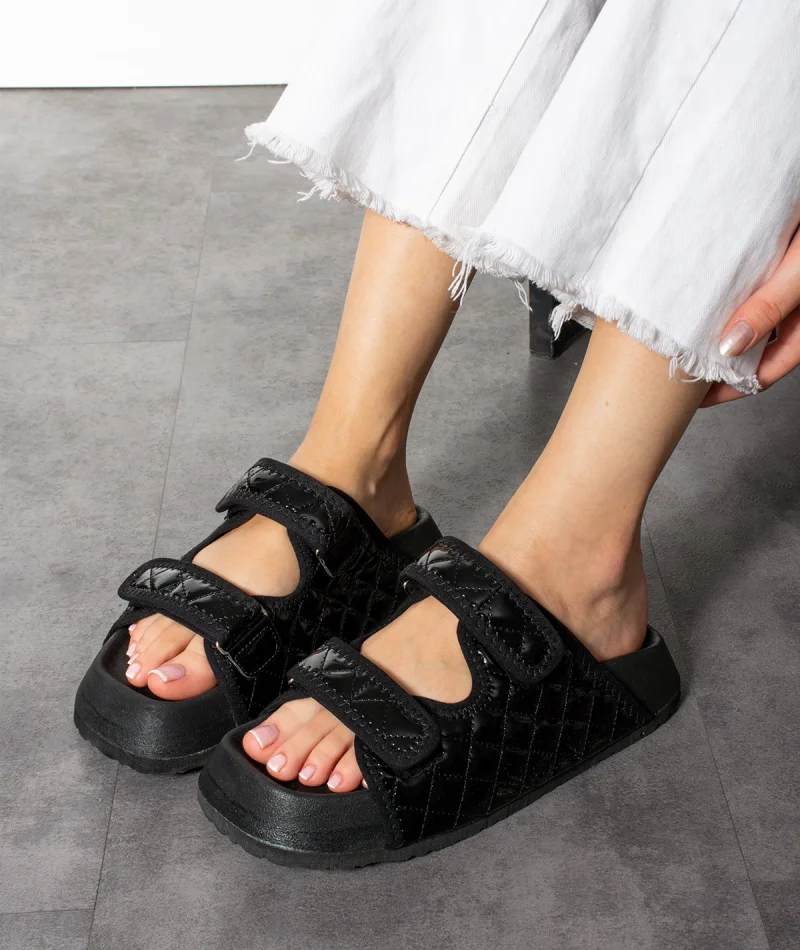 Kapitone Cırtlı Ev Dış Mekan Kadın Terlik – Parlak Siyah