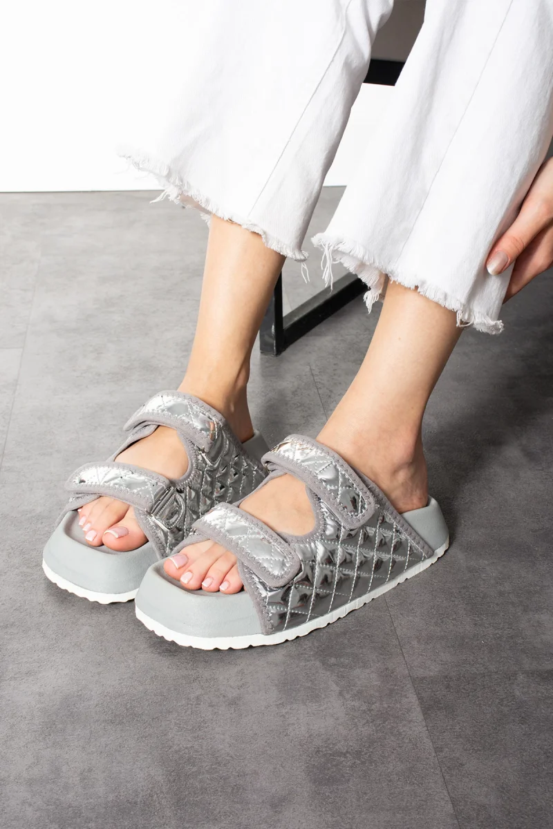 Kapitone Cırtlı Ev Dış Mekan Kadın Terlik – Parlak Gri